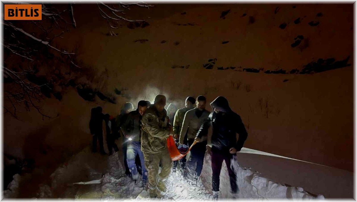 Kardan kapanan yolu aşarak hamile kadını hastaneye yetiştirdiler