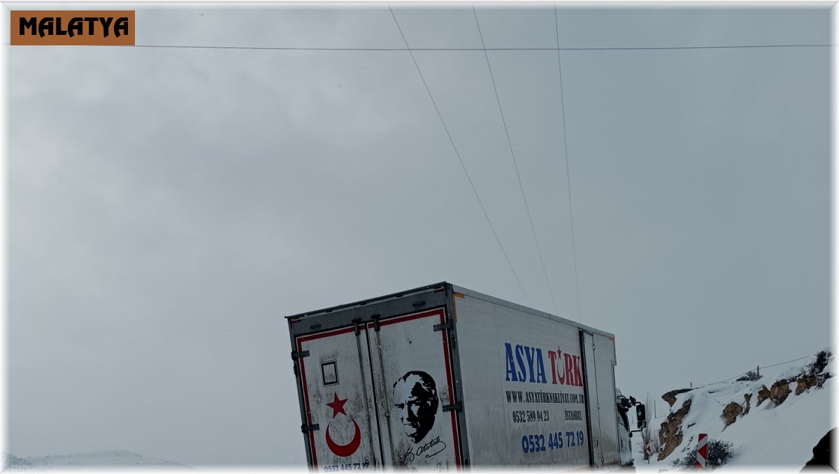 Kardan kayan nakliyat aracı yolu kapattı