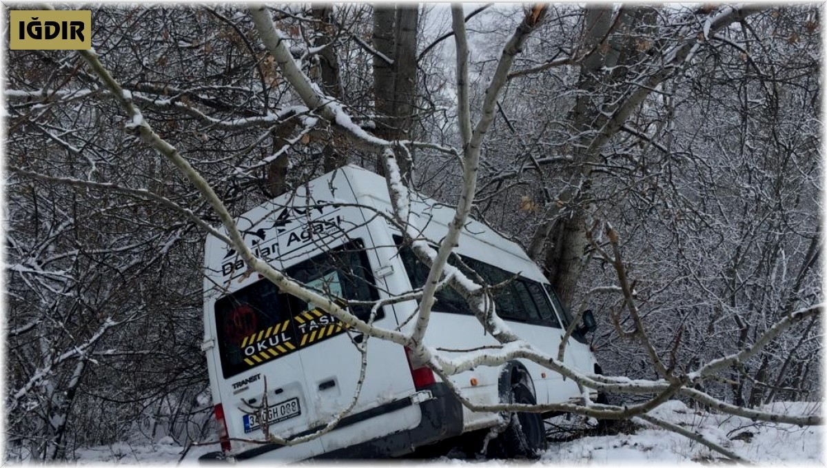 Kardan kayarak yolda çıkan minibüs, ağaca çarparak durabildi