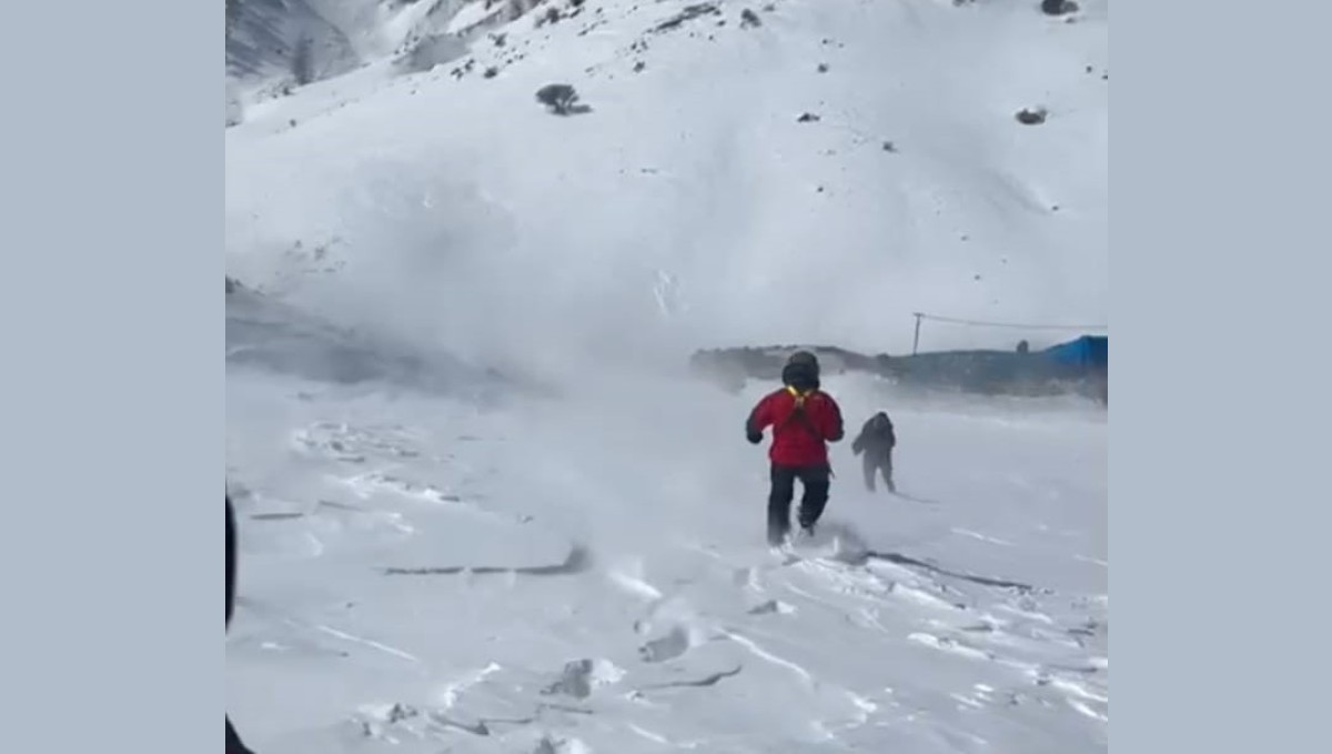 Kardan mahsur kalan adam helikopterle kurtarıldı