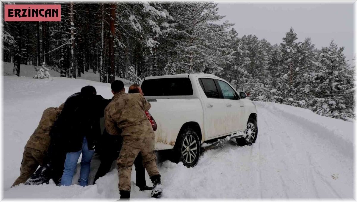 Kardan yolda kalan araçlar jandarma ve özel idaresi ekiplerince kurtarıldı