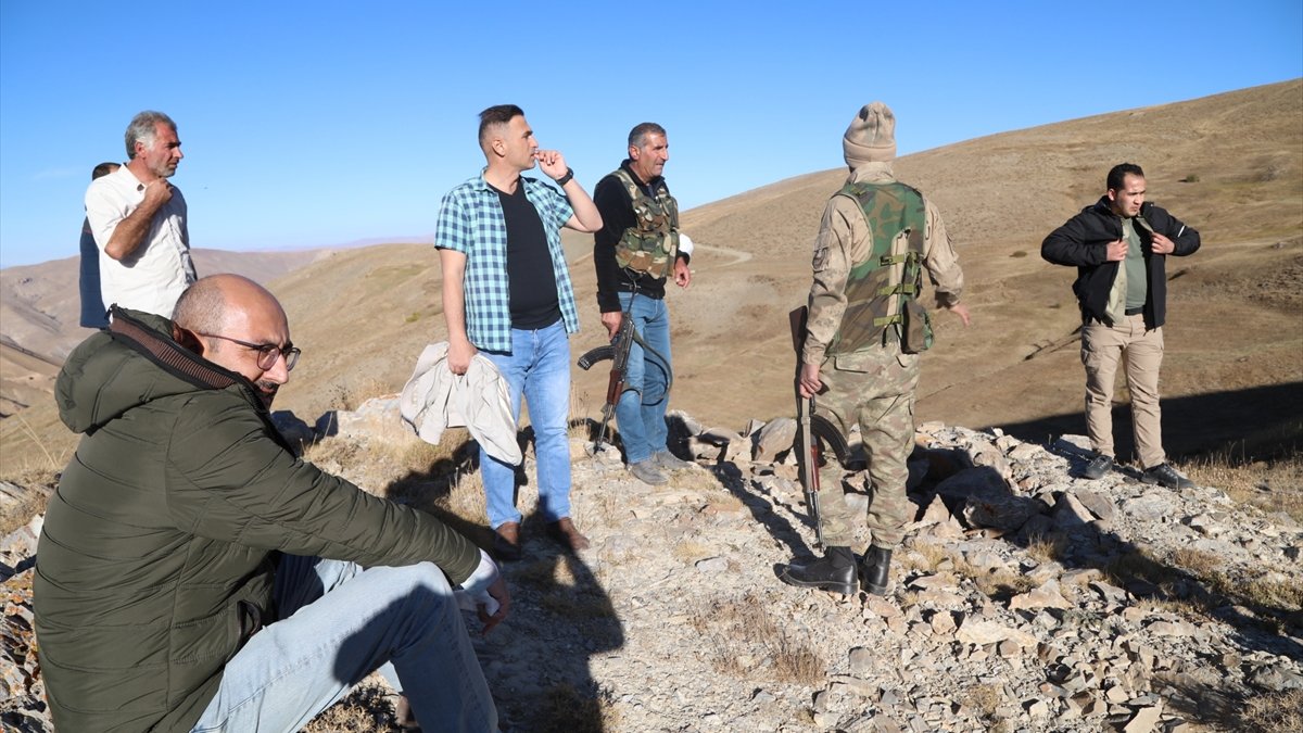 Kardeşinin şehit düştüğü mevziyi ziyaret eden kaymakam duygusal anlar yaşadı