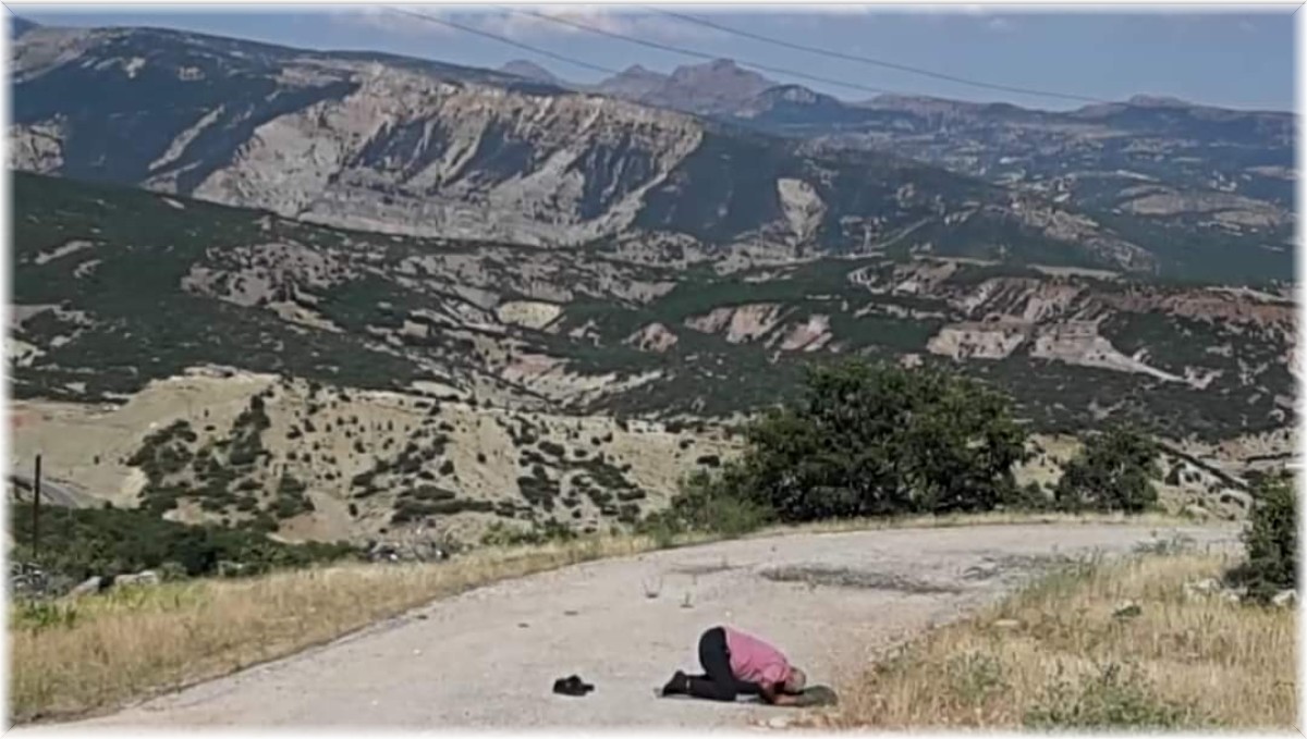 Kardeşinin şehit düştüğü noktada gözyaşları içerisinde namaz kıldı