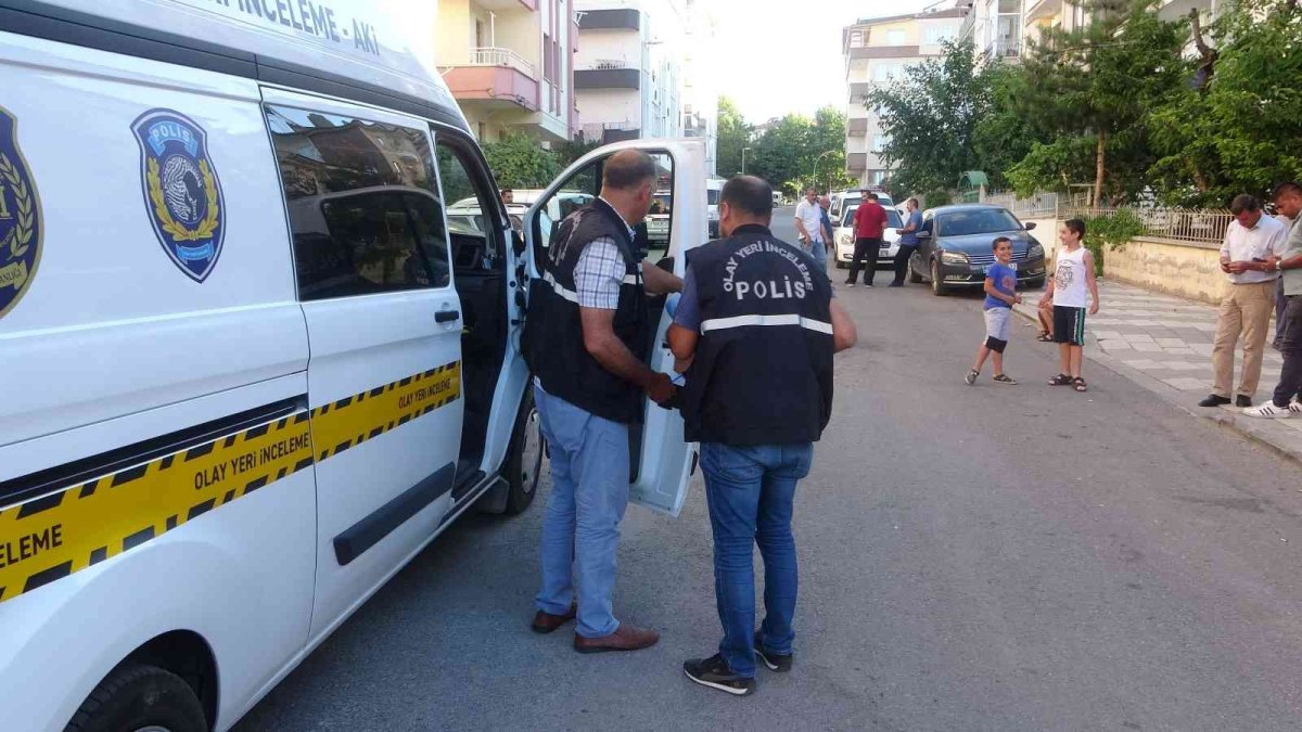 Kardeşinin silahını incelerken kazara kendini vuran teğmen yaralandı