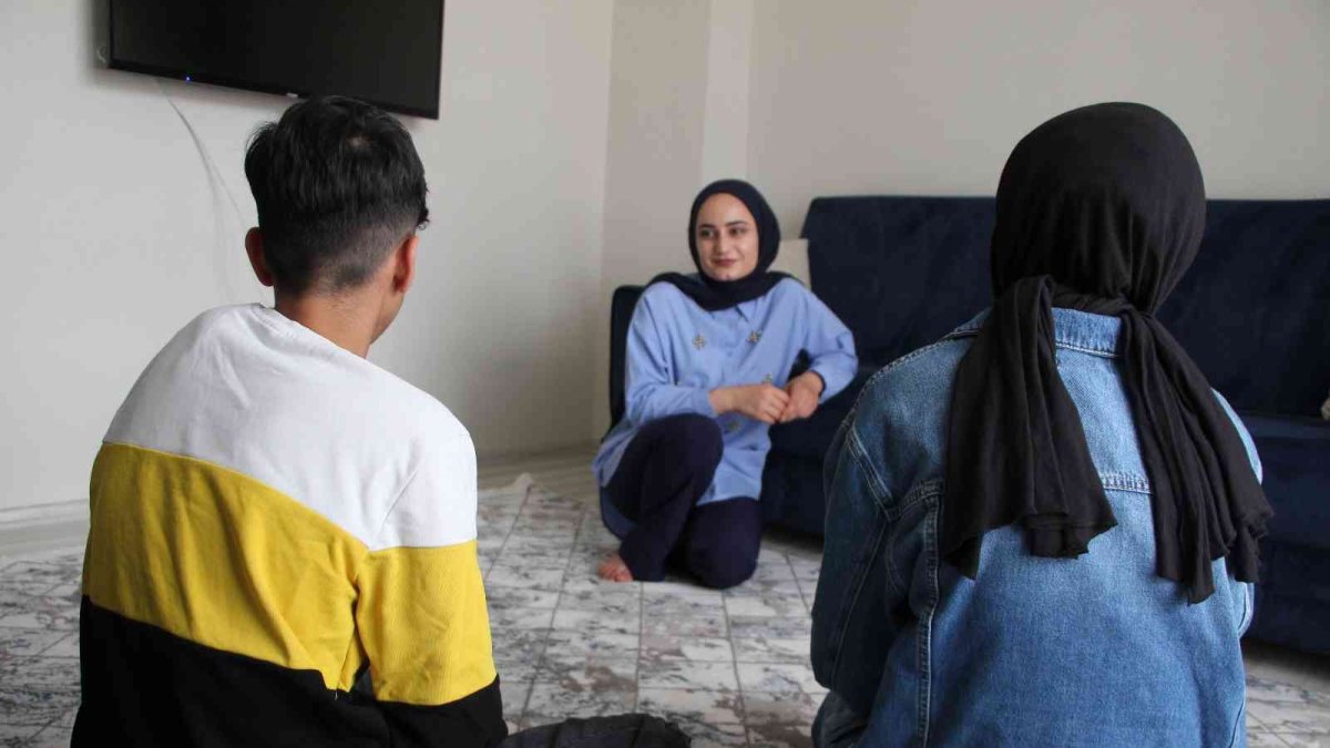 Kardeşleri ile birlikte çocuk evlerine yerleştirildi, onlar aile hasreti çekmesin diye kendilerine 'Koruyucu aile' oldu