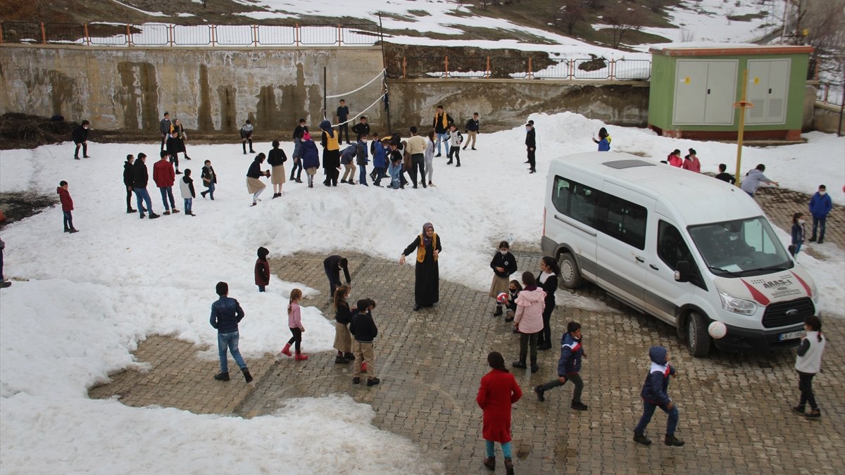 "Kardeşliğe Bir El Uzat" projesiyle Hakkari'de ihtiyaç sahibi çocukların yüzü güldürüldü
