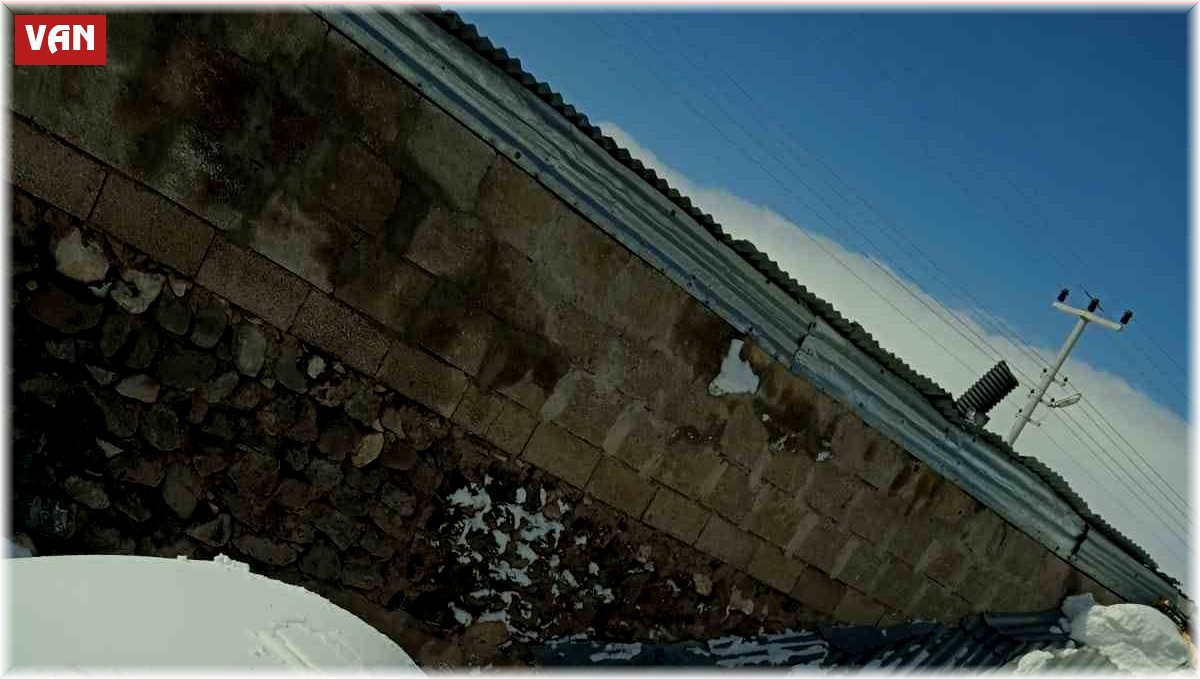 Karın ağırlığına dayanamayan ahır çöktü