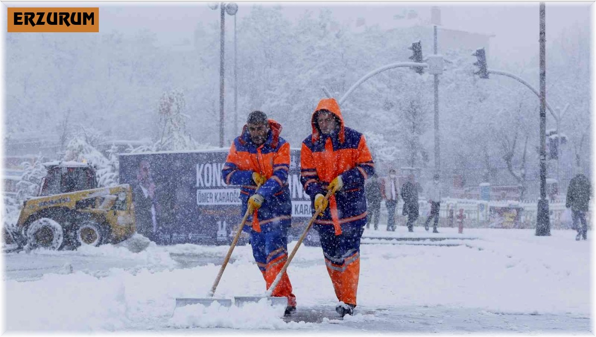 Karın başkenti Erzurum'da ekipler seferber oldu
