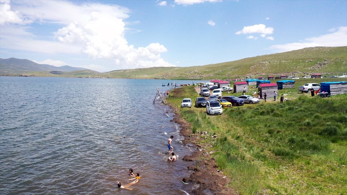 Karın yeni eridiği 2 bin 241 rakımlı Balık Gölü ziyaretçilerini ağırlamaya başladı