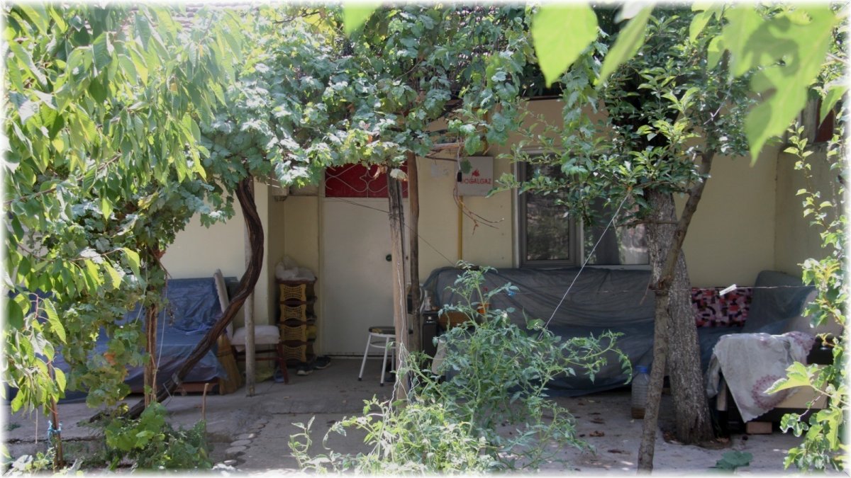 Karısına laf attığını iddia ettiği kişiyi bıçaklayarak öldürdü