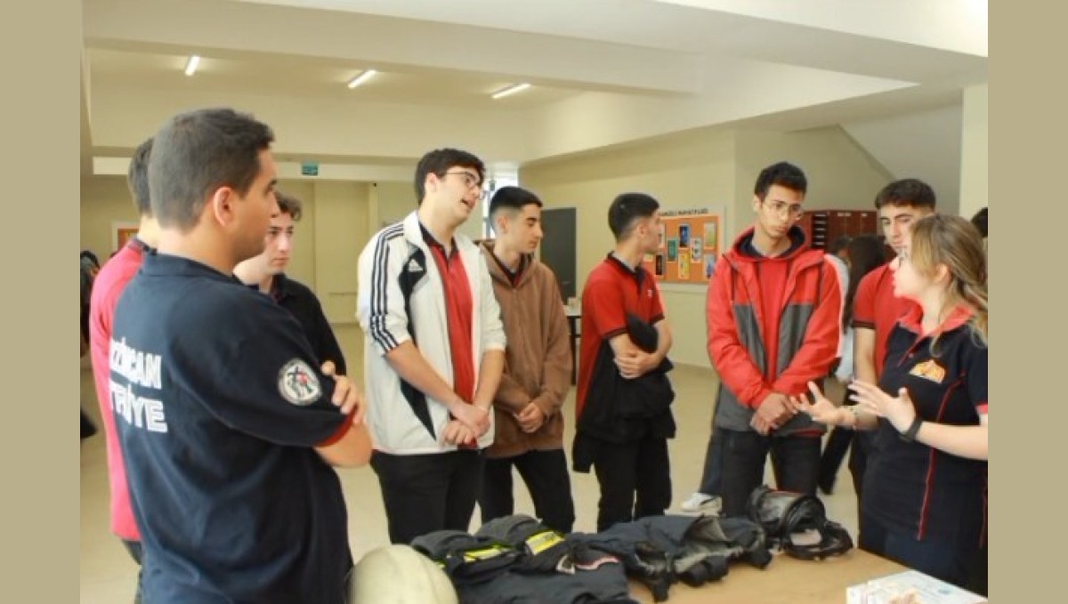 Kariyer Fuarı'nda 15 meslek grubu öğrencilerle buluştu