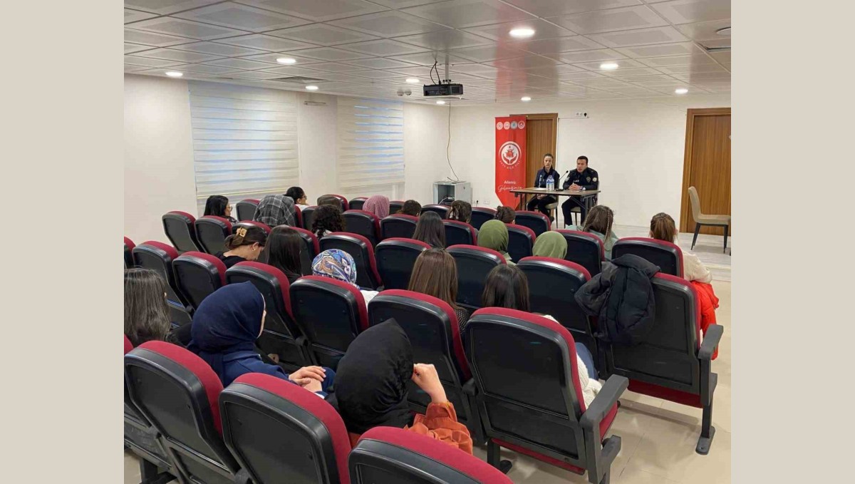 "Kariyer Günleri Projesi" kapsamında üniversite öğrencilerine seminer düzenlendi