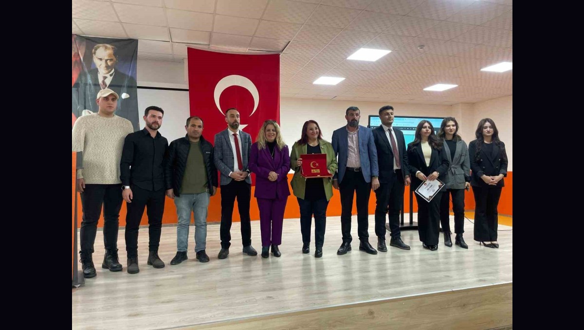 Kariyer planlama ve gelecek tasarımı konferansı gençlerle buluştu