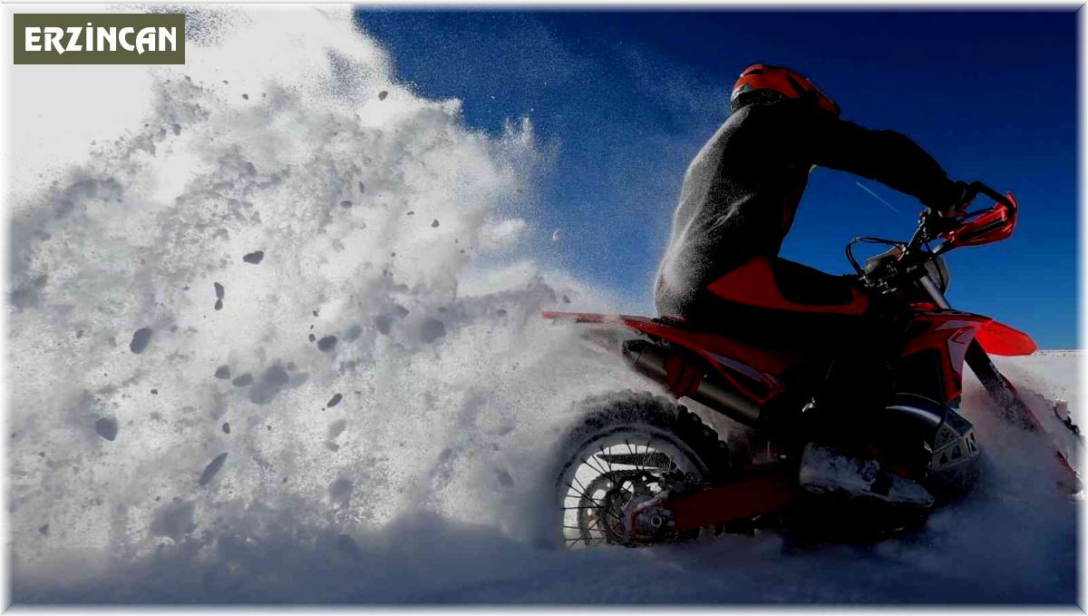 Karla kaplanan Ergan Dağı'nın zirvesine motosikletleriyle çıkarak sezonun ilk kayağını yaptılar