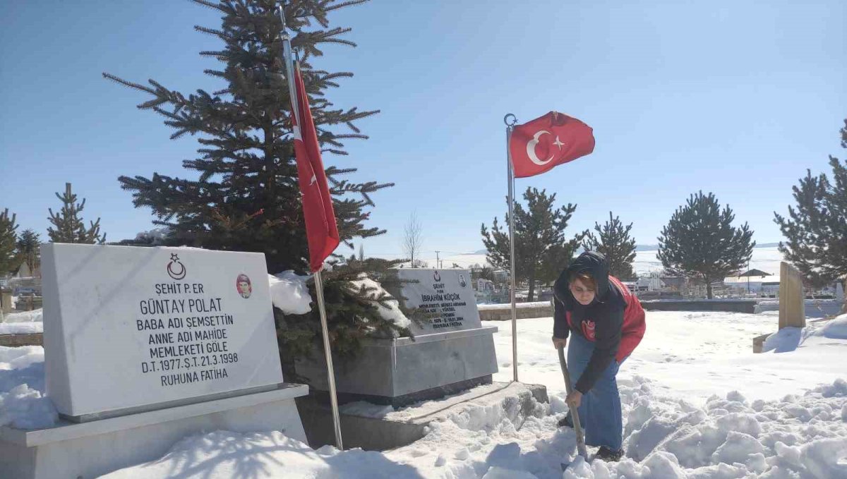 Karla kaplanan şehitlikte temizlik yaptılar