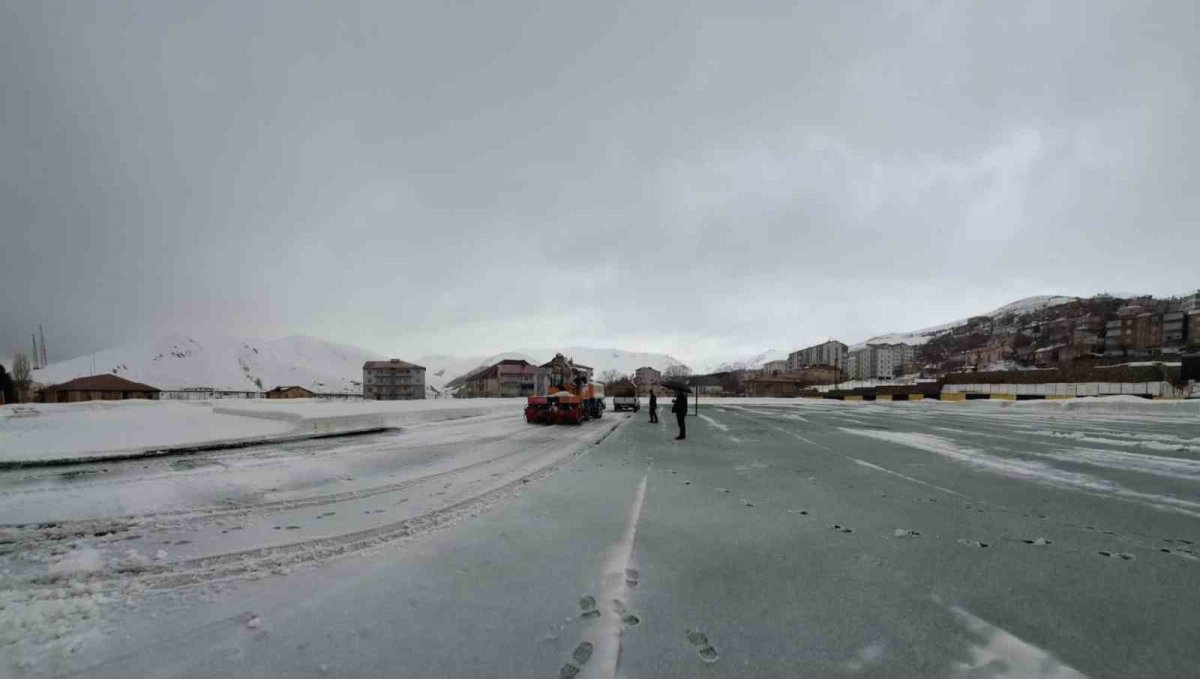 Karla kaplanan stadyum kısa sürede maçlara hazırlandı