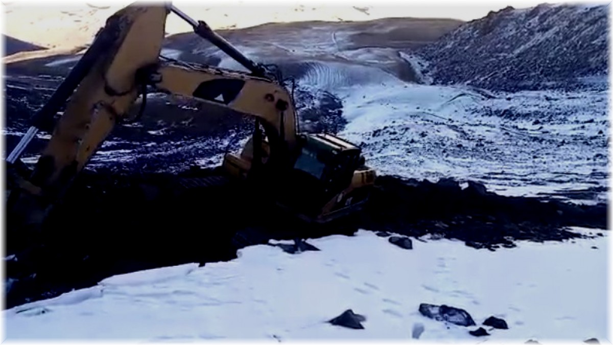 Karla kaplanan Süphan Dağı eteklerindeki köylere su ulaştıran ekiplerin zorlu mücadelesi