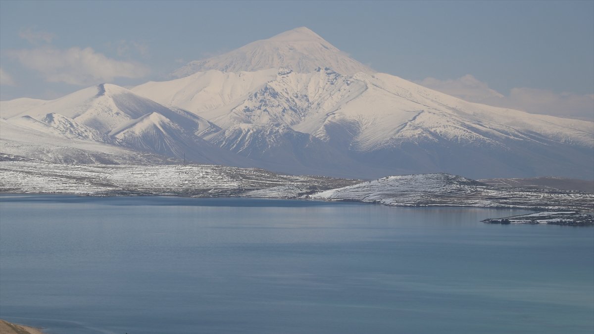 Karla kaplı Ağrı Dağı, Balık Gölü ile güzel görüntü oluşturdu