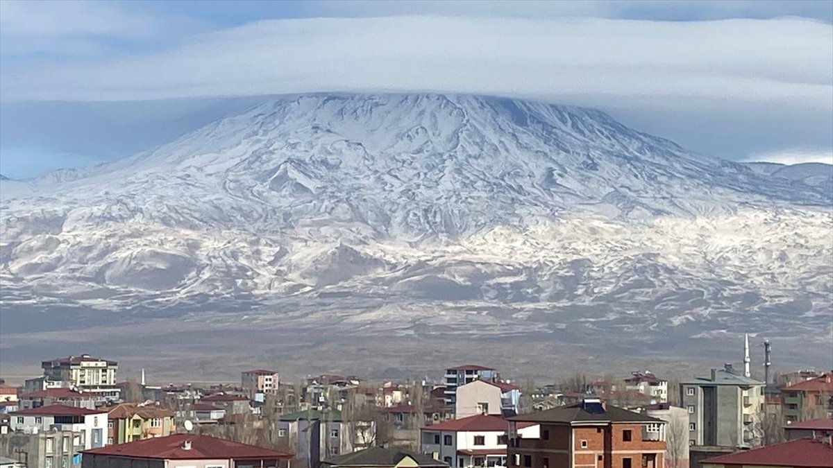 Karla kaplı Ağrı Dağı'nda mercek bulutu oluştu