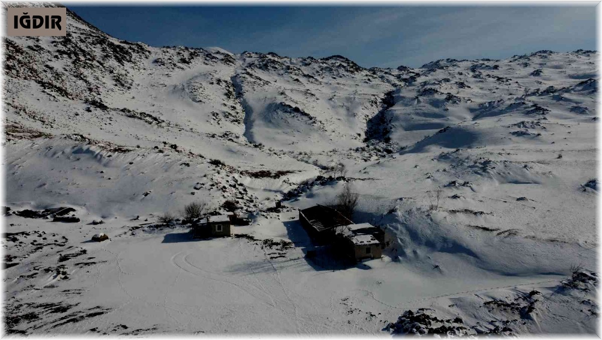 Karla kaplı Ağrı Dağı ve Iğdır dağları havadan görüntülendi