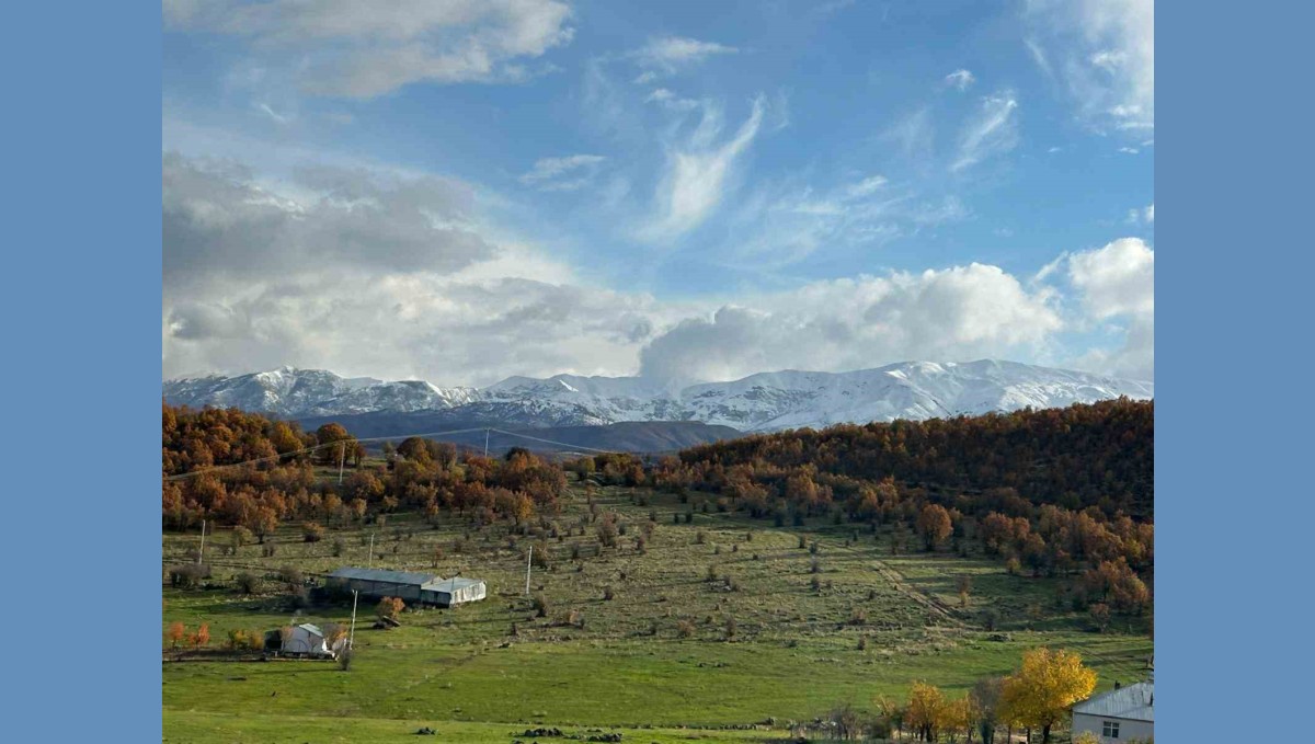 Karla kaplı dağlar sonbaharın renkleriyle buluştu