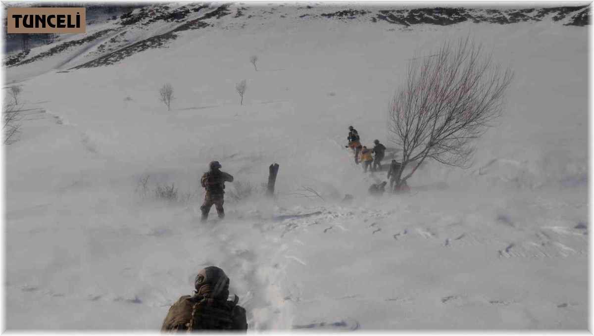 Karla kaplı köy yolunu aşıp hastayı helikoptere yetiştirdiler