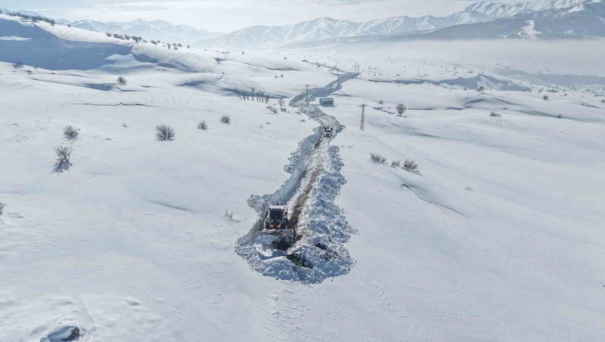 Karla kaplı mezrada mahsur kalan köylünün imdadına ekipler yetişti