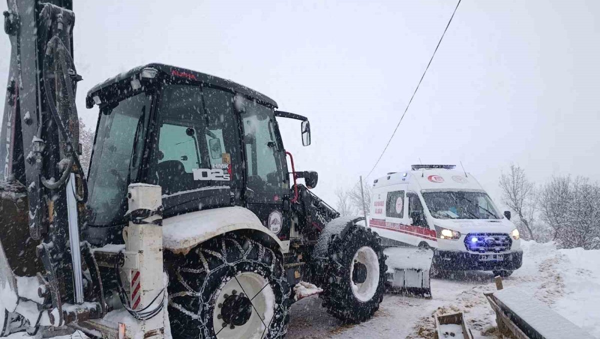 Karla kaplı yolda kalan ambulansı ekipler kurtardı