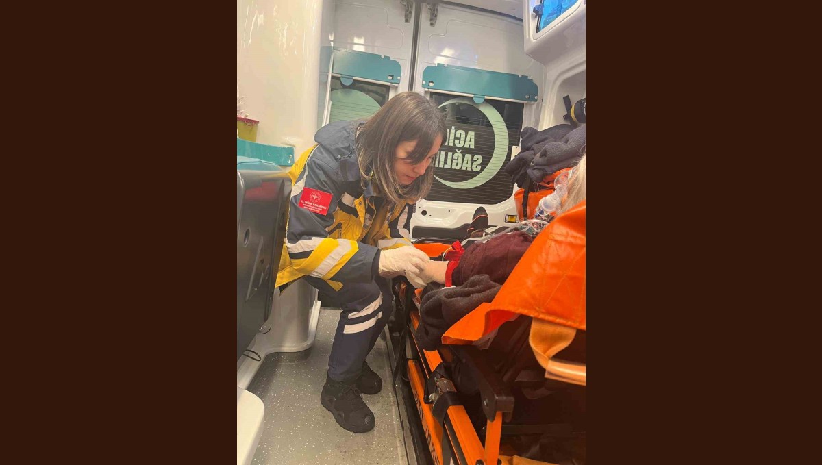 Karla kaplı yollarda zamana karşı yarış kameraya yansıdı