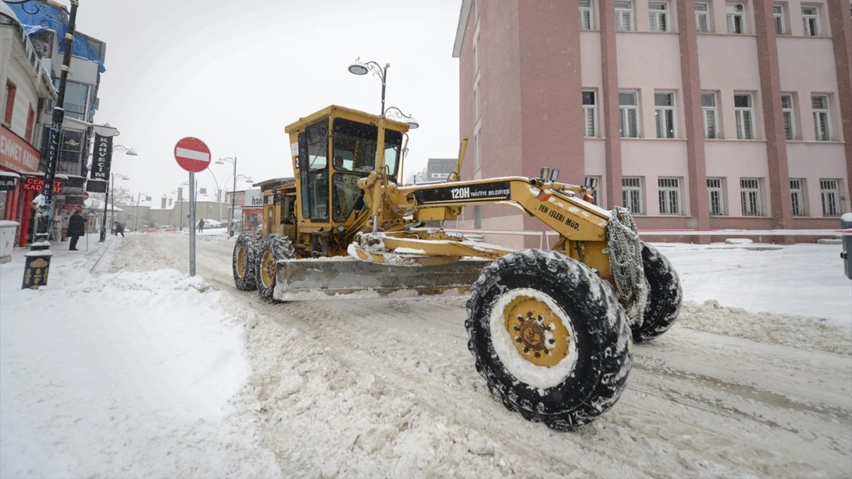 Karla mücadele ekipleri Erzurum'da gece gündüz mesaide