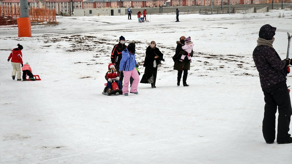 Karla taçlanan Cıbıltepe Kayak Merkezi kayakseverlerle renklendi