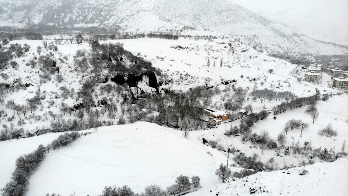 Karla yeniden beyaza bürünen Girlevik Şelalesi ziyaretçilerine görsel şölen sunuyor
