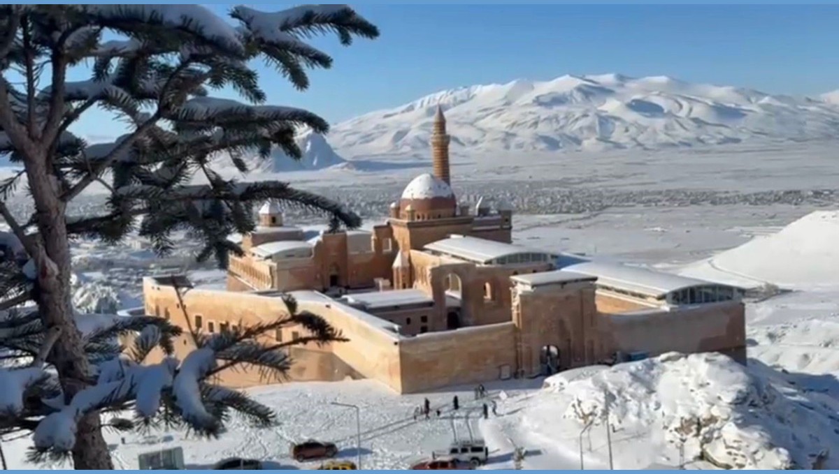 Karlar altında masalsı bir manzara: İshak Paşa Sarayı kışa böyle girdi