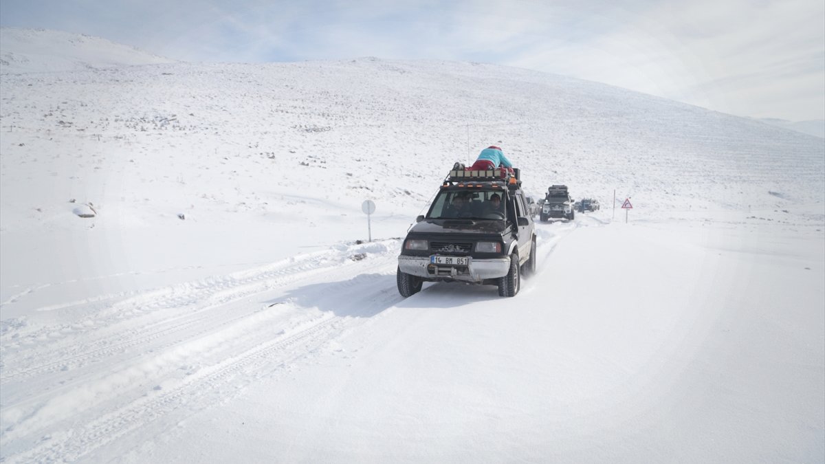 Karlı arazide safari yapan "off-road" tutkunları yaban hayatını da unutmuyor