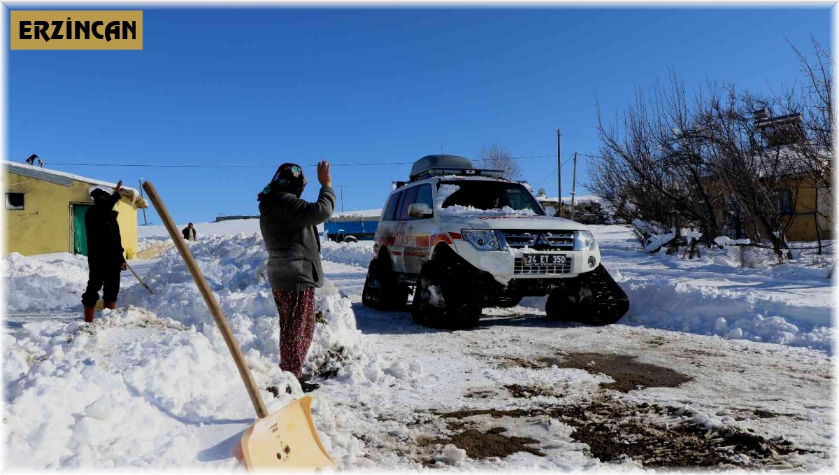 Karlı dağ yollarını aşan sağlık ekipleri, diyaliz hastasını hastaneye ulaştırdı