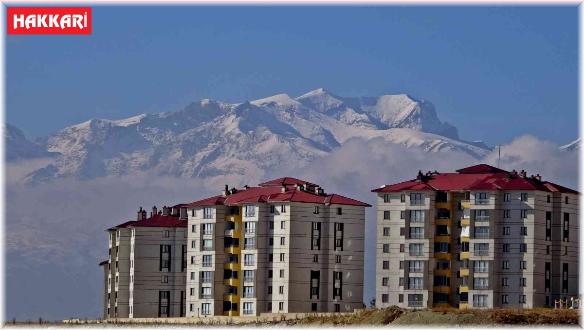 Karlı dağlarla birleşen bulutlar hayran bıraktı