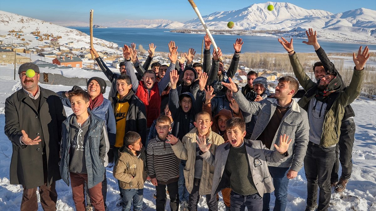 Karlı kış günlerinde "Van usulü beyzbol" oynayarak eğleniyorlar