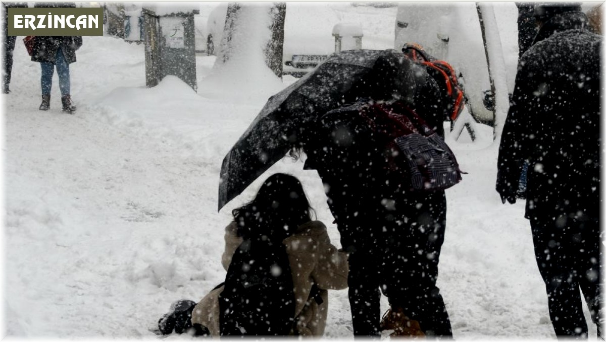 Karlı ve buzlu yolda yürümenin püf noktaları