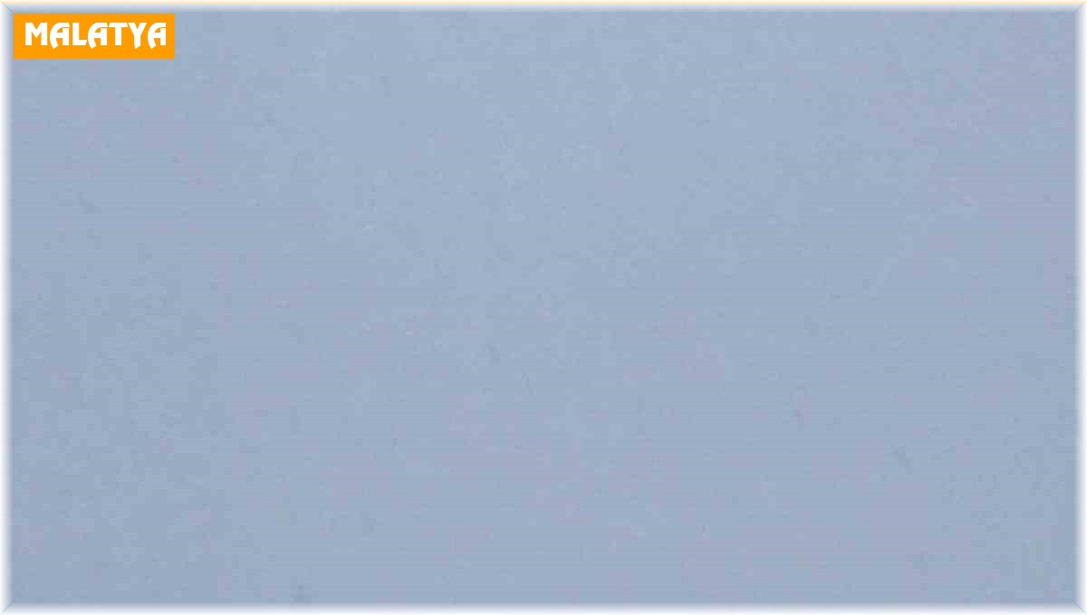 Karlı yolda devrilen tır, yolu trafiğe kapattı