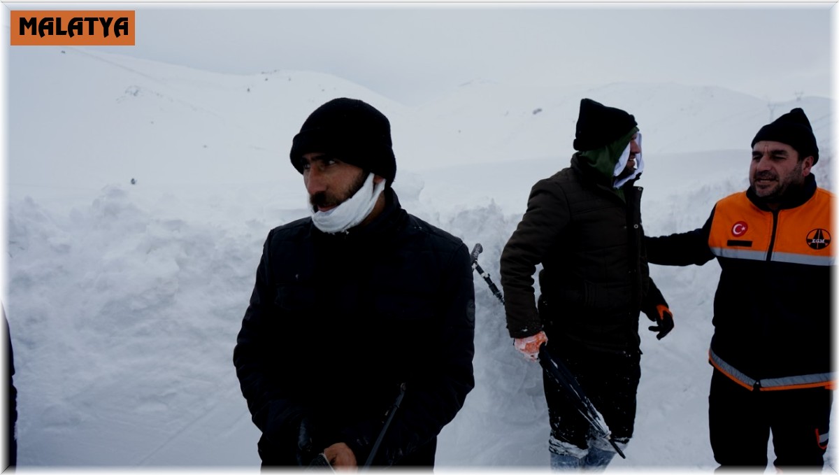 Karlı yolda kalan vatandaşların imdadına ekipler yetişti