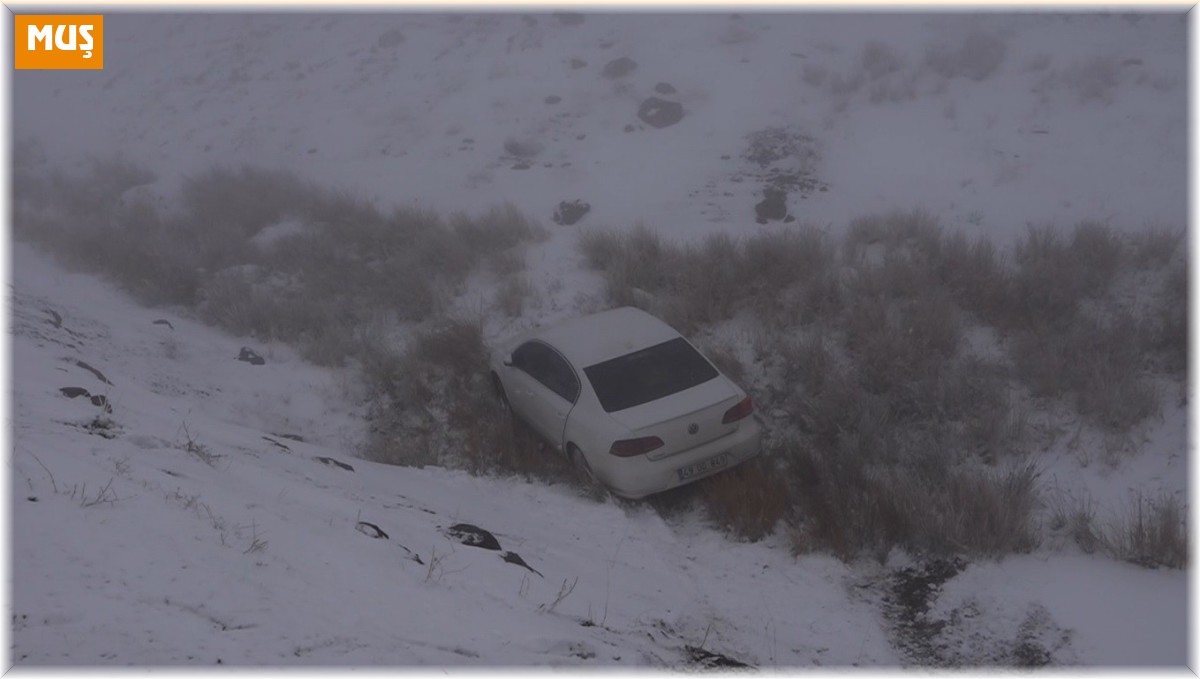 Karlı yolda kayan araç şarampole uçtu