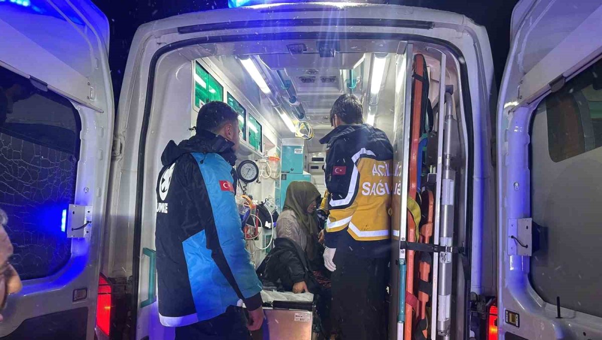 Karlı yollar aşıldı, hasta kadın kurtarıldı