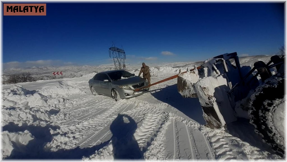 Karlı yollarda kalanların imdadına Jandarma ekipleri yetişiyor