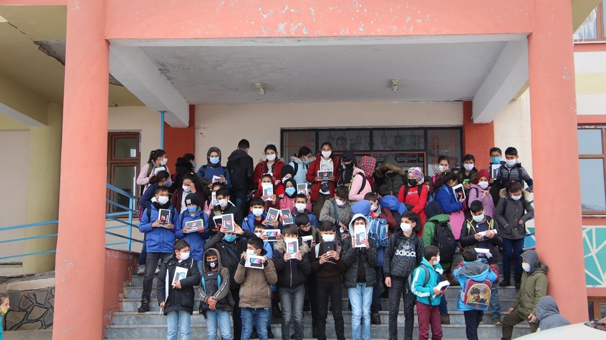 Karlıova'da 205 öğrenciye tablet hediye edildi