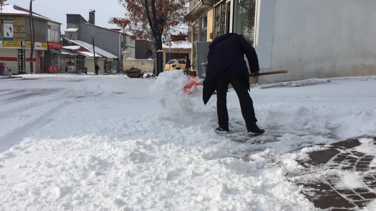 Karlıova'da bahar havası yerini kar yağışına bıraktı