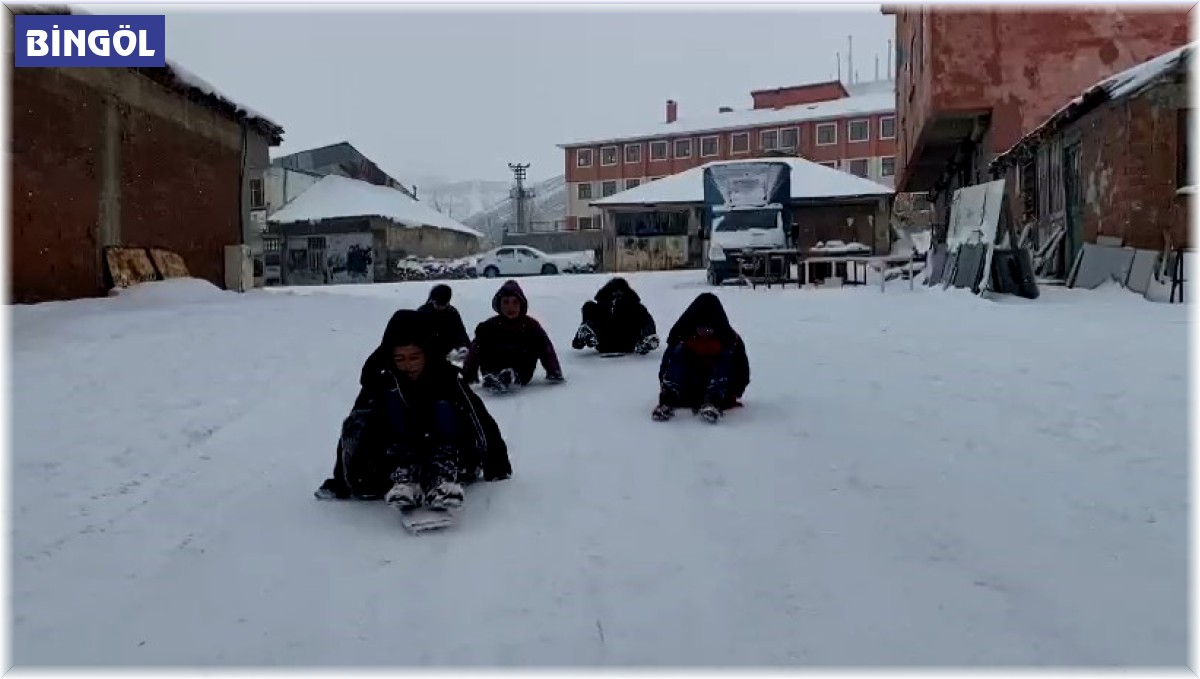 Karlıova'da beklenen karın yağması en çok çocukları sevindirdi
