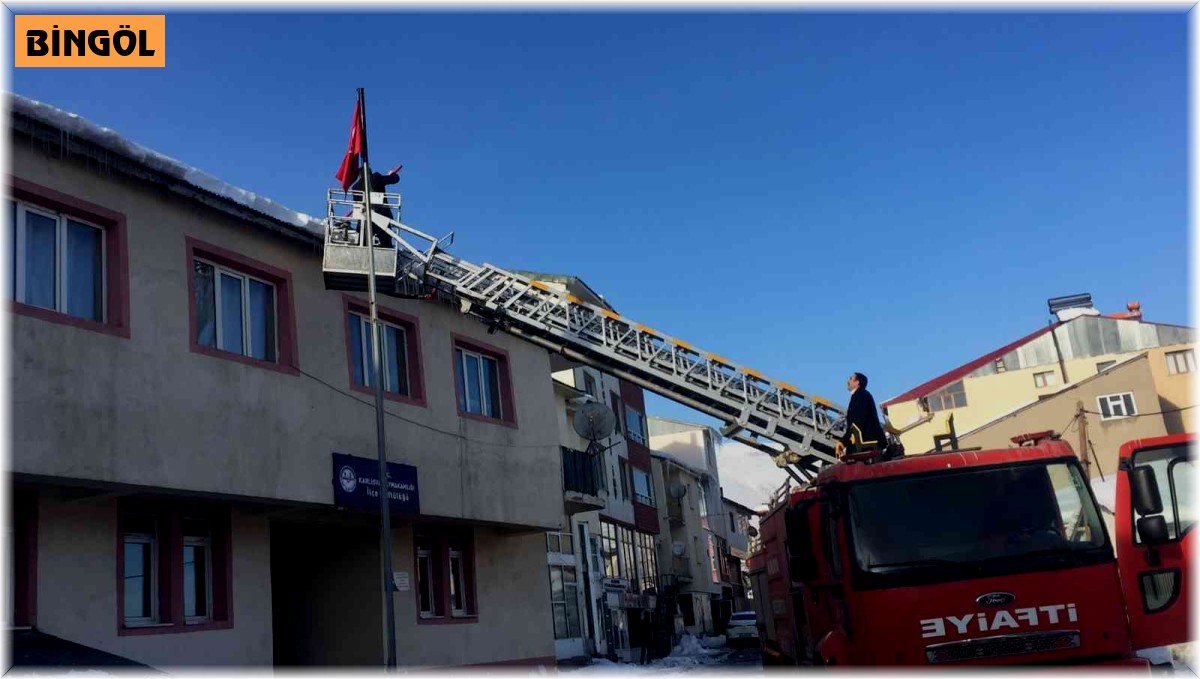 Karlıova'da buz sarkıtları, itfaiye ekibi tarafından temizleniyor