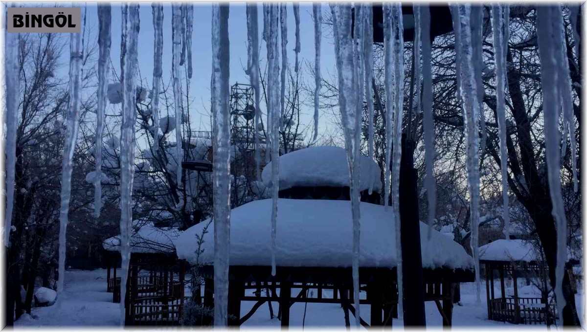 Karlıova'da buz sarkıtları oluştu, çeşmeler dondu