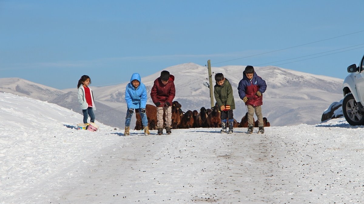 Karlıova'da çocukların kar sevinci