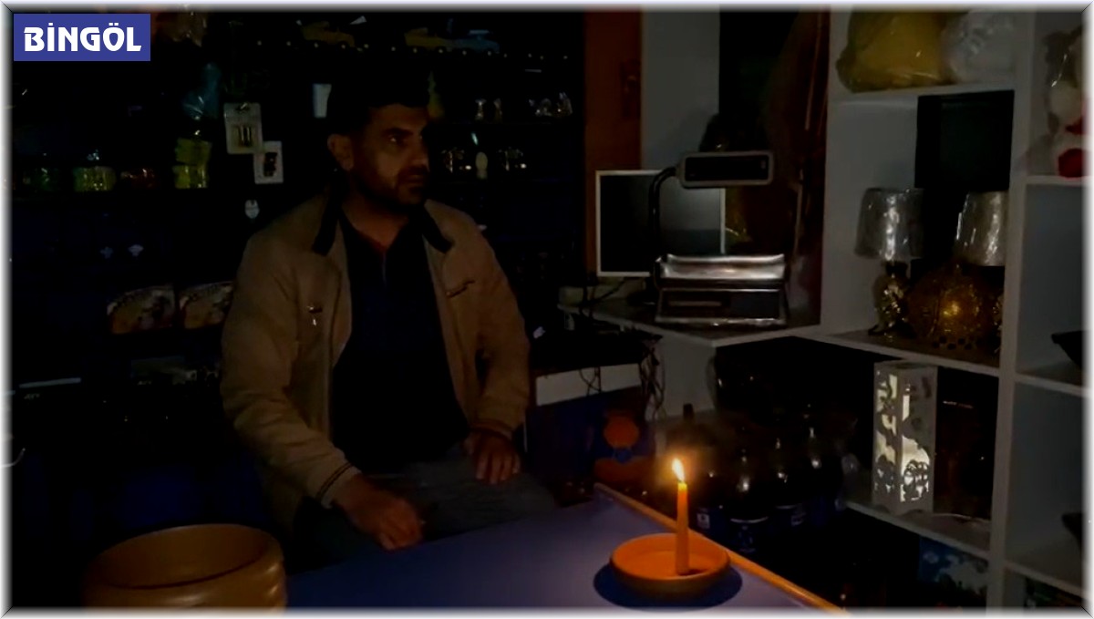 Karlıova'da elektrikler gidince esnaf mum ışığında iş yapmaya çalıştı